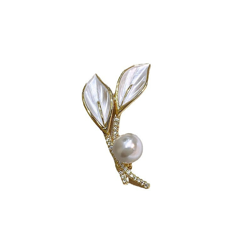 Elegante Brosche mit Perl- und Strassdetails Brehn