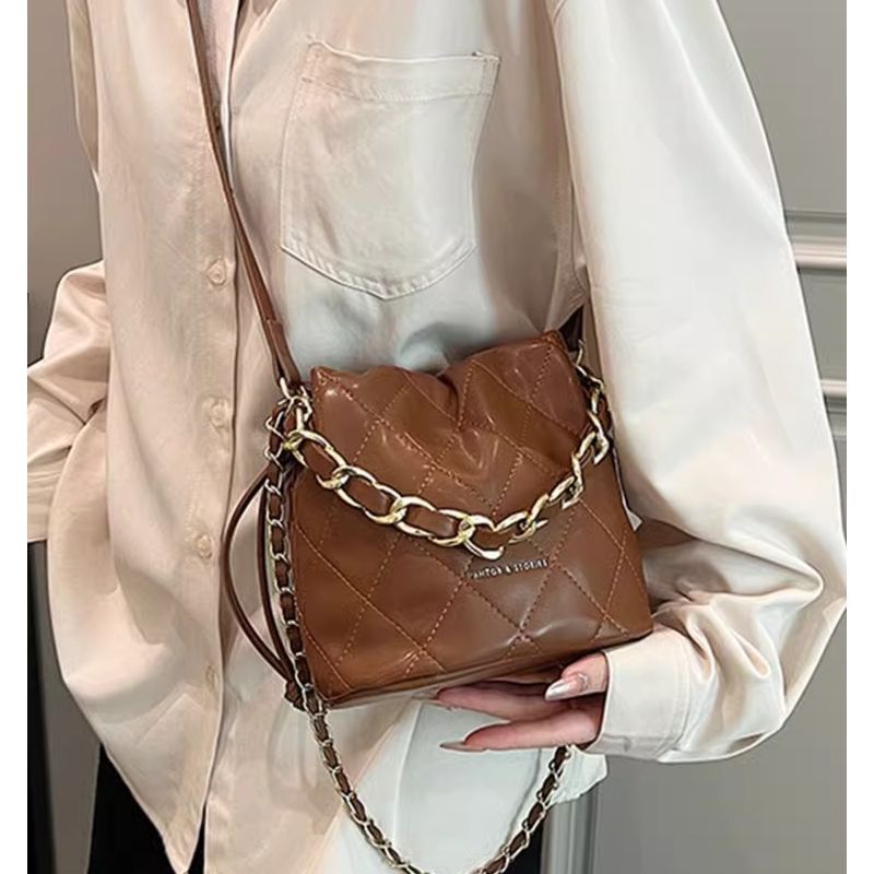Gepolsterte Mini Eimer-Handtasche Brehn