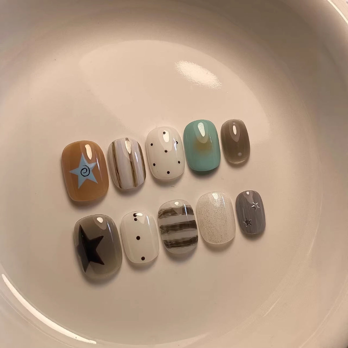 Künstlerisches Press-On Nagelset mit geometrischen und Stern-Designs