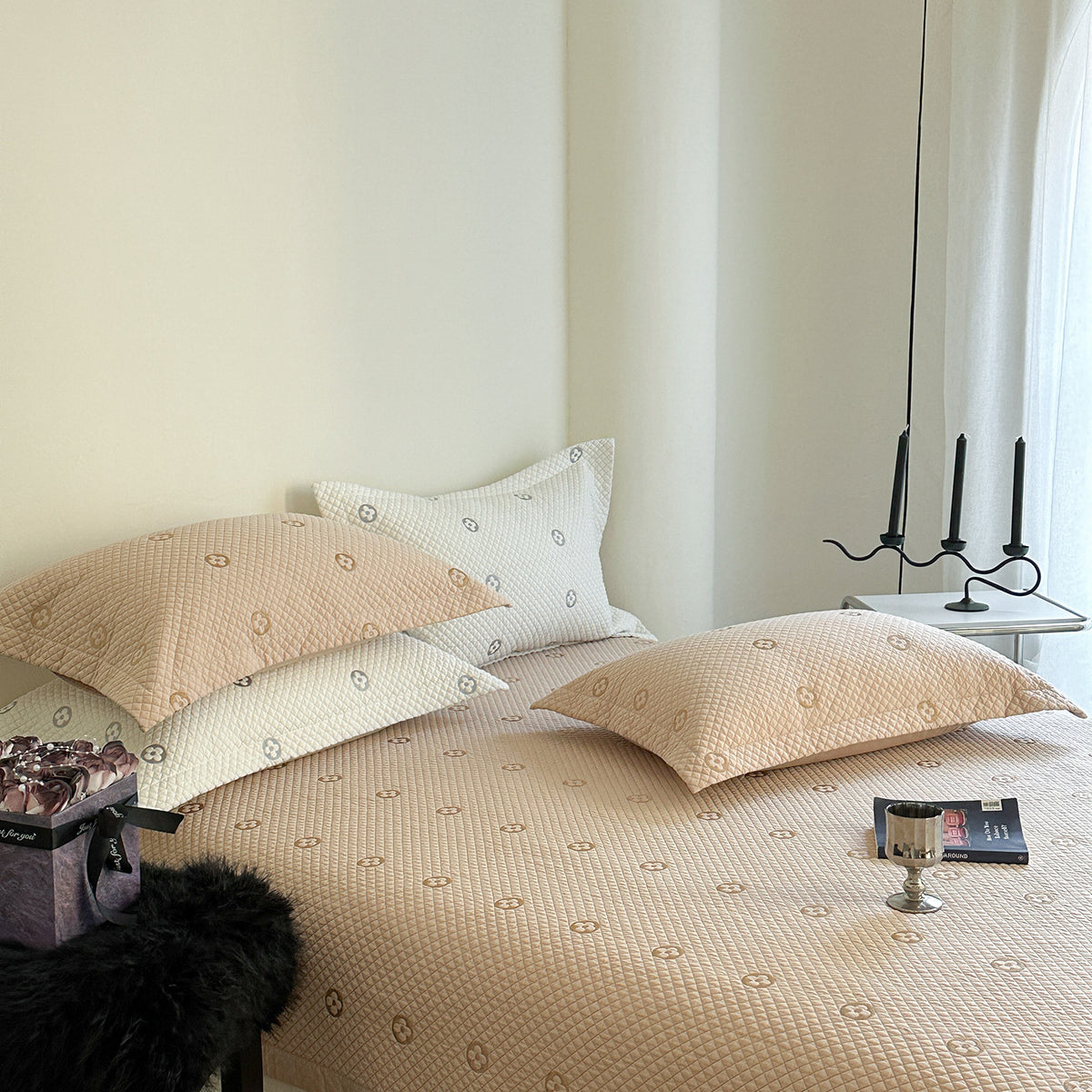Gesteppte wendbare Mikrokontakt-Bettüberwurf-Set mit geprägtem Blumenmotiv
