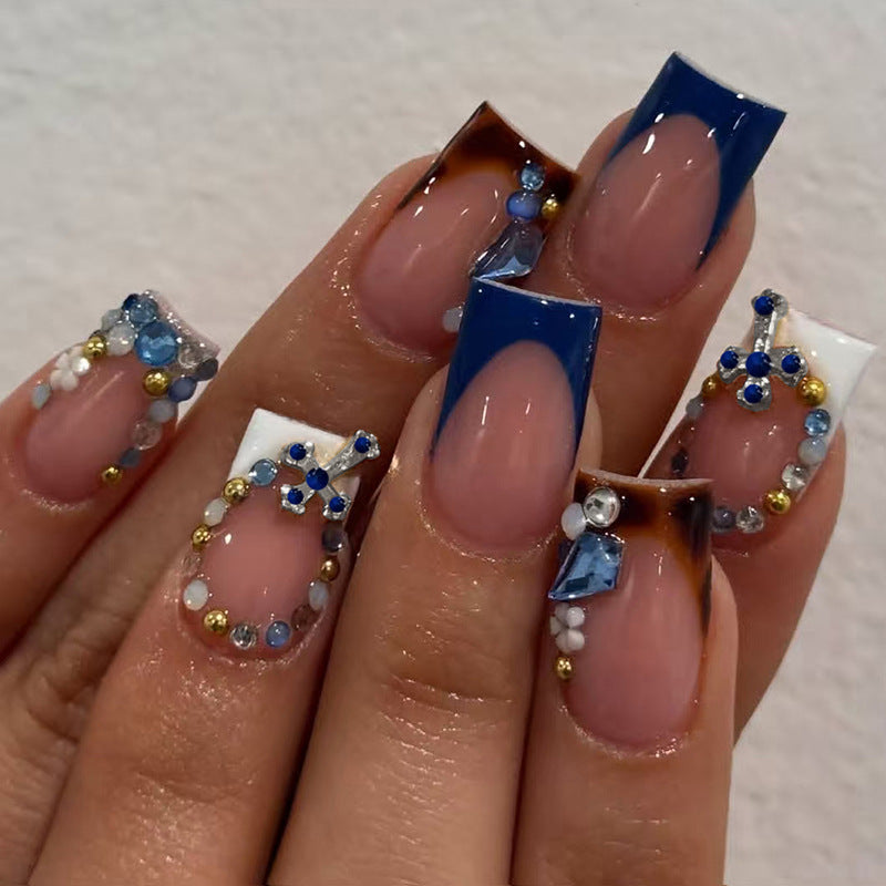 Kunstnagelset mit eleganten Steinverzierungen und modernen Akzenten Brehn