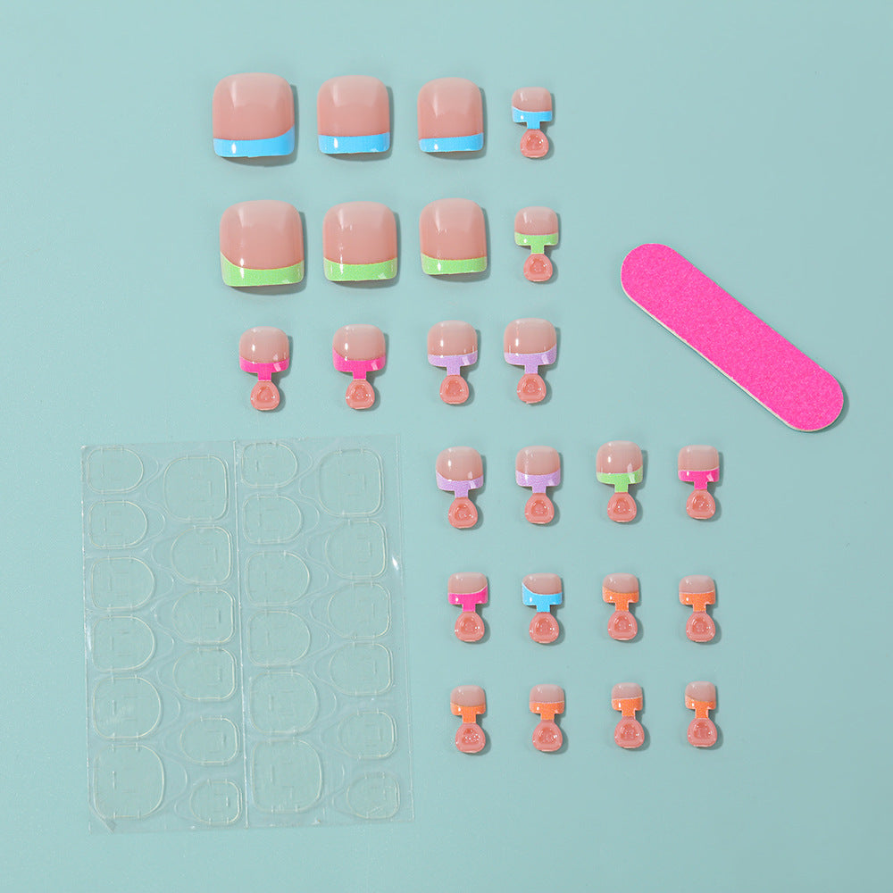 Kreatives Nagelset mit bunten Kunstnägeln Brehn