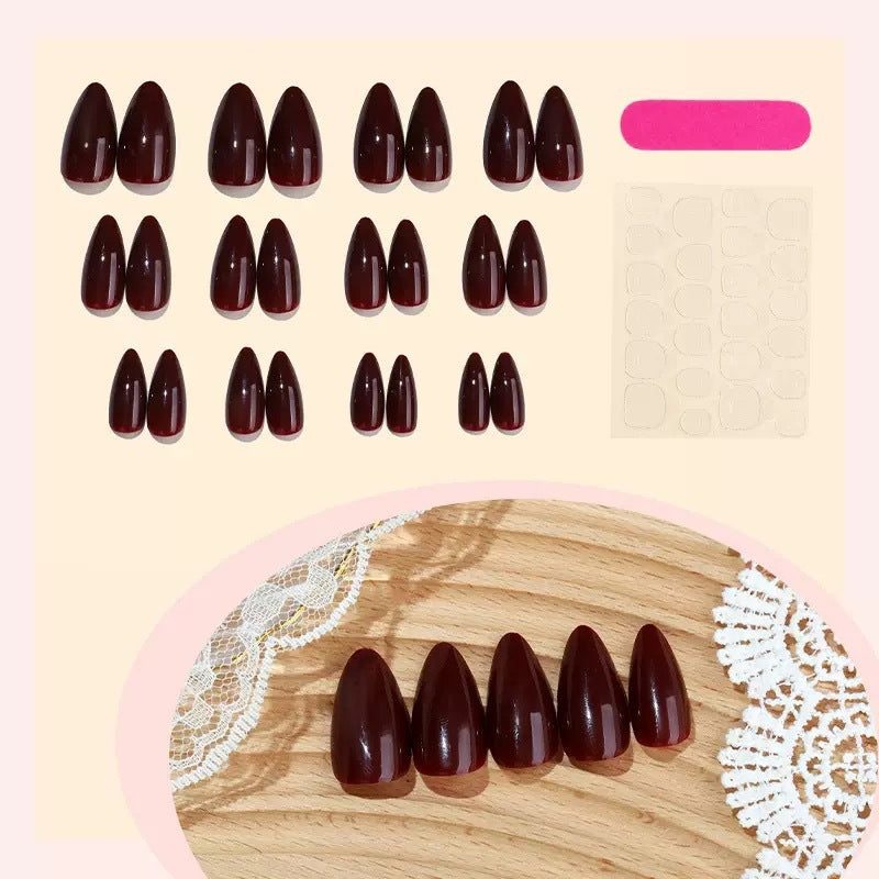 Kunstnagelset mit eleganten spitzen Akzenten Brehn