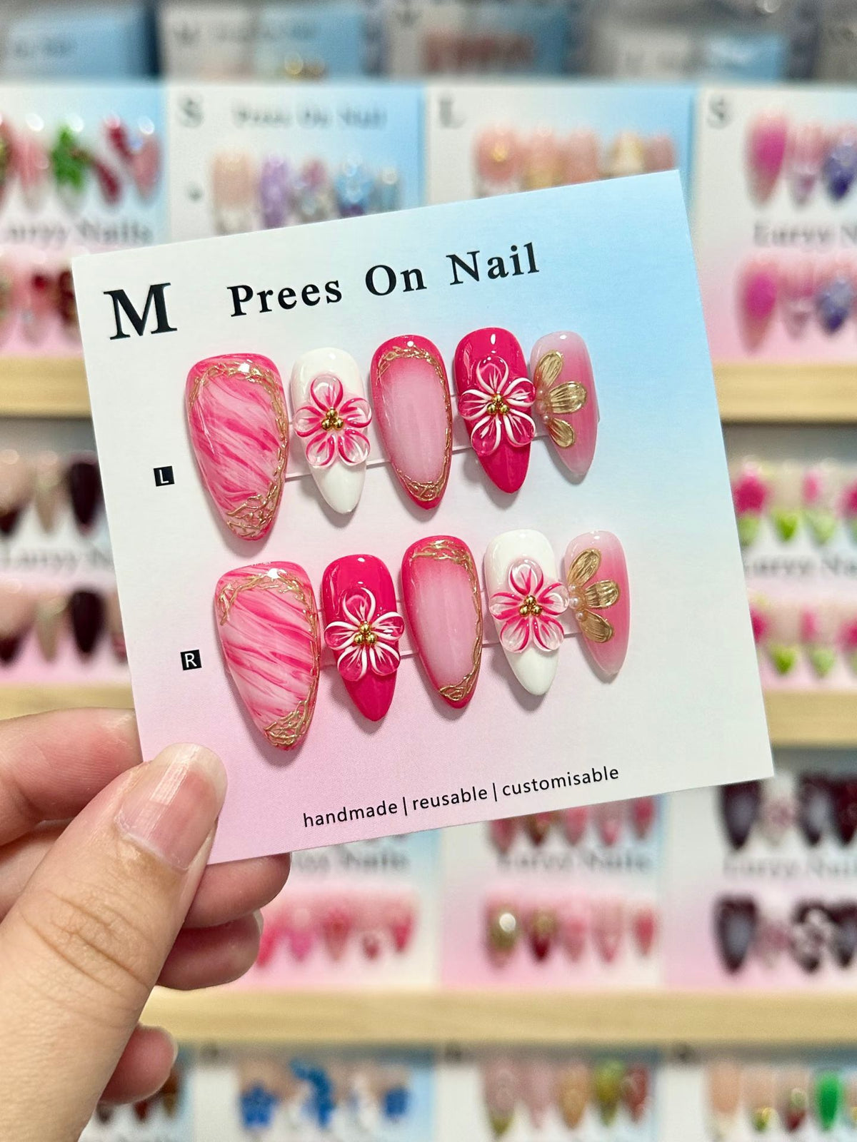 Künstlerisches Press-On-Nagel-Set mit floralen und grünen Akzenten