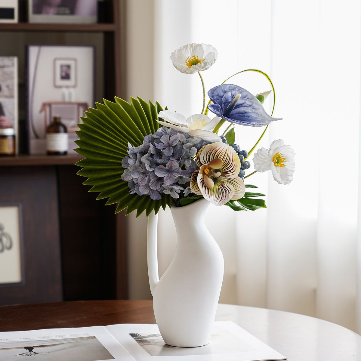 Stylische künstliche Blumenarrangement