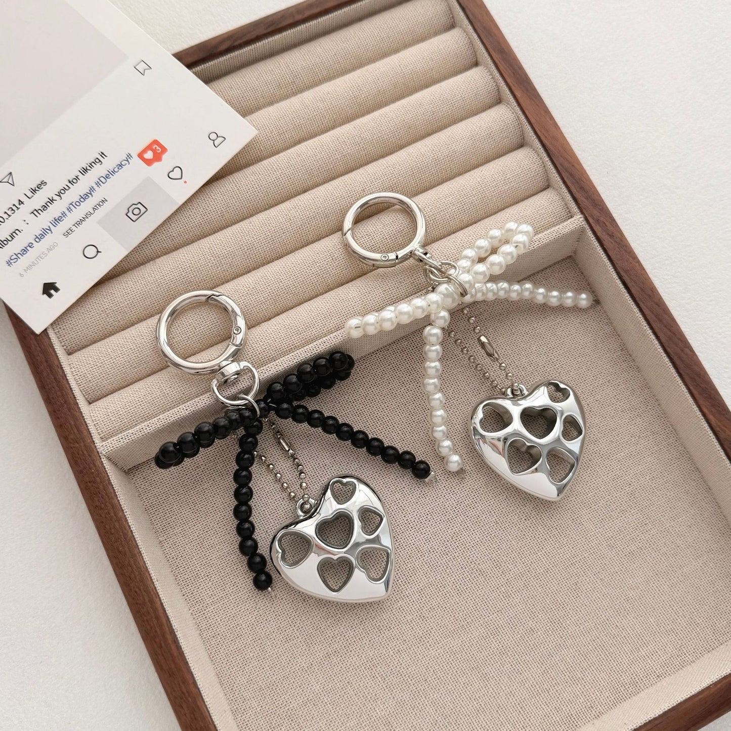 Herzförmiger Charm-Schlüsselanhänger mit Perlen-Schleife Brehn