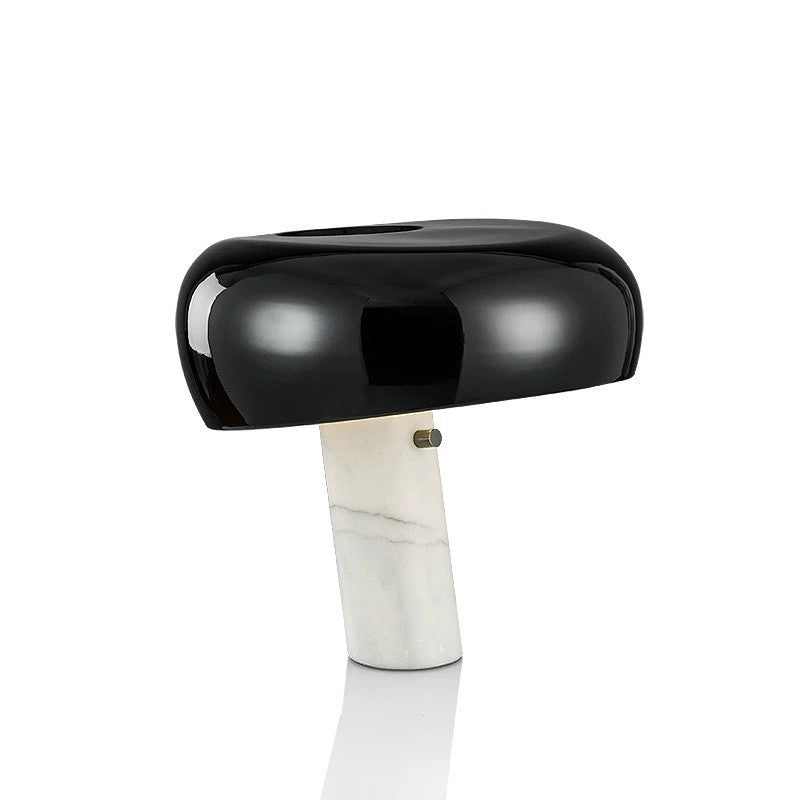 Moderne Tischlampe mit geometrischem Design