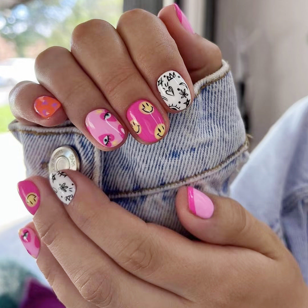 Künstlerisches Press-On Nagelkunst Set mit verspielten Designs Brehn