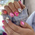 Künstlerisches Press-On Nagelkunst Set mit verspielten Designs Brehn