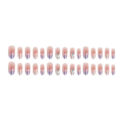Kunstnagelset mit elegantem Glitzereffekt und verschönerten Applikationen Brehn
