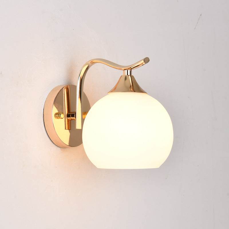 Elegante Wandlampe Globe mit goldener Oberfläche