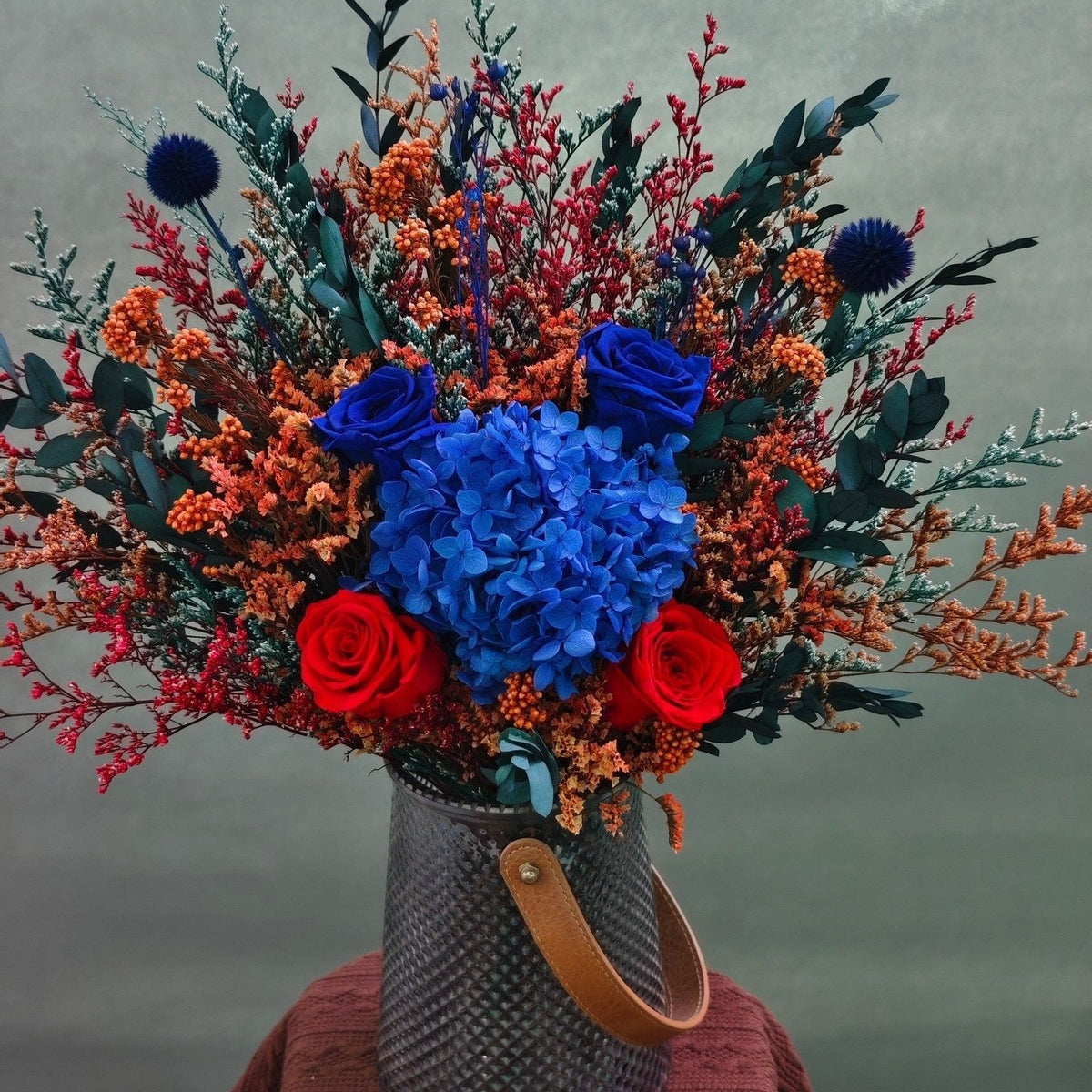 Farbenfroher künstlicher Blumenausgleich mit dekorativen Akzenten