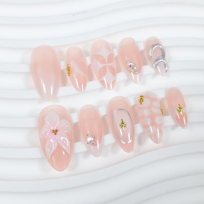 Kunstnagelset mit romantischen Blumen- und eleganten Design-Elementen Brehn