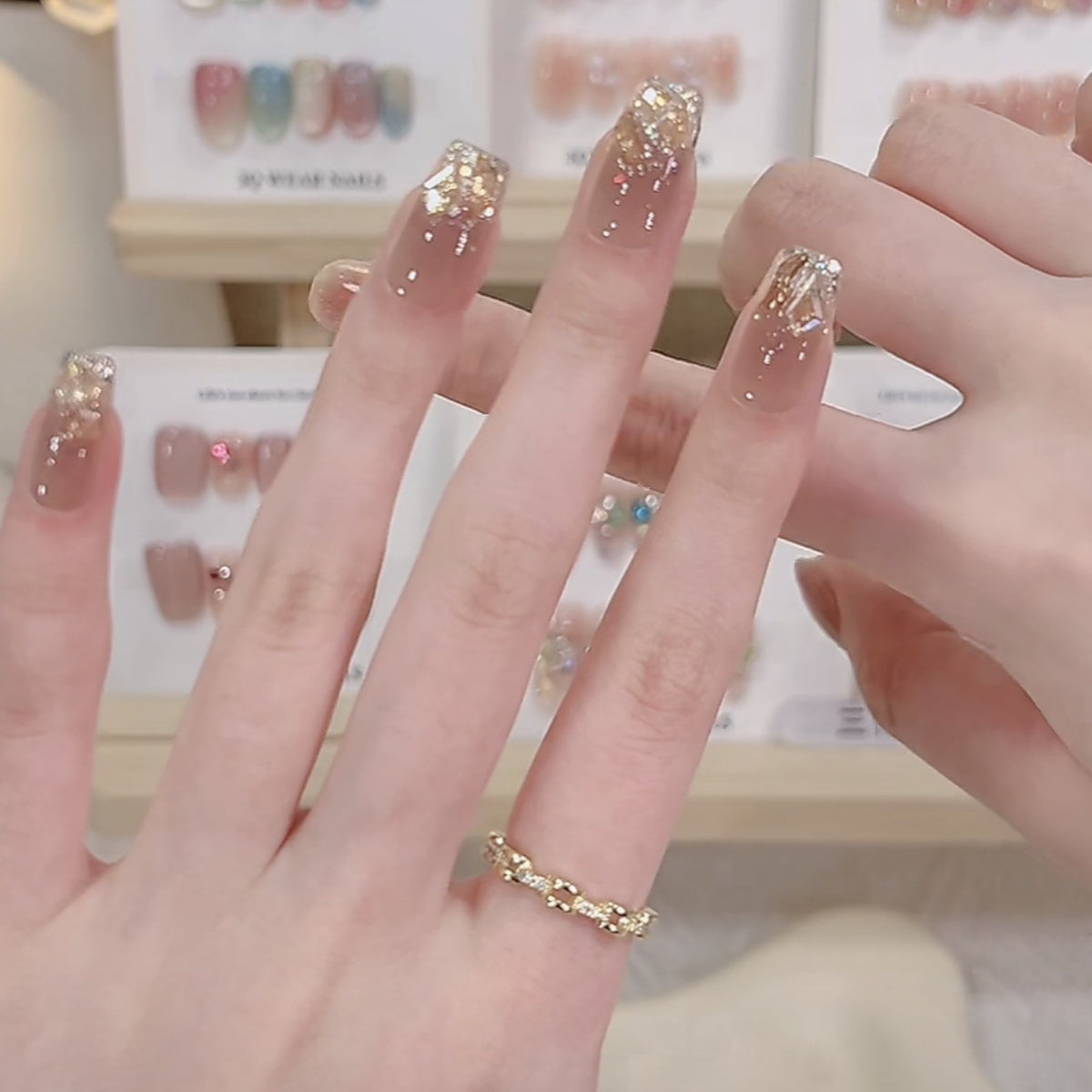 Luxuriöses dekoratives Press-On-Nagelset Brehn
