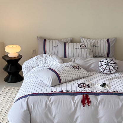 Maritimes Bettwäsche-Set aus Baumwollsatin mit gesticktem Steuerrad und feinen Nadelstreifen