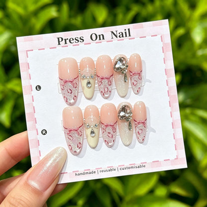 Künstlerisches Press-On Nail Art Set mit niedlichen Charakteren und Schleifenakzenten