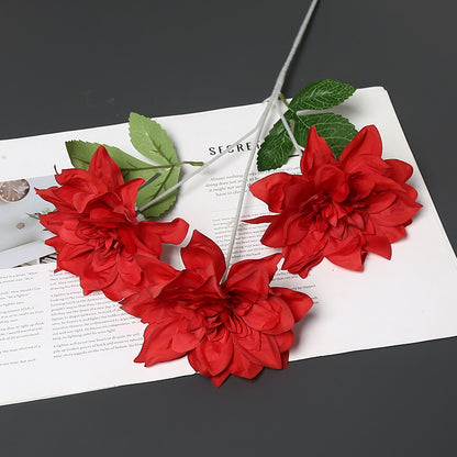Lebensechte Stoffblumenarrangement
