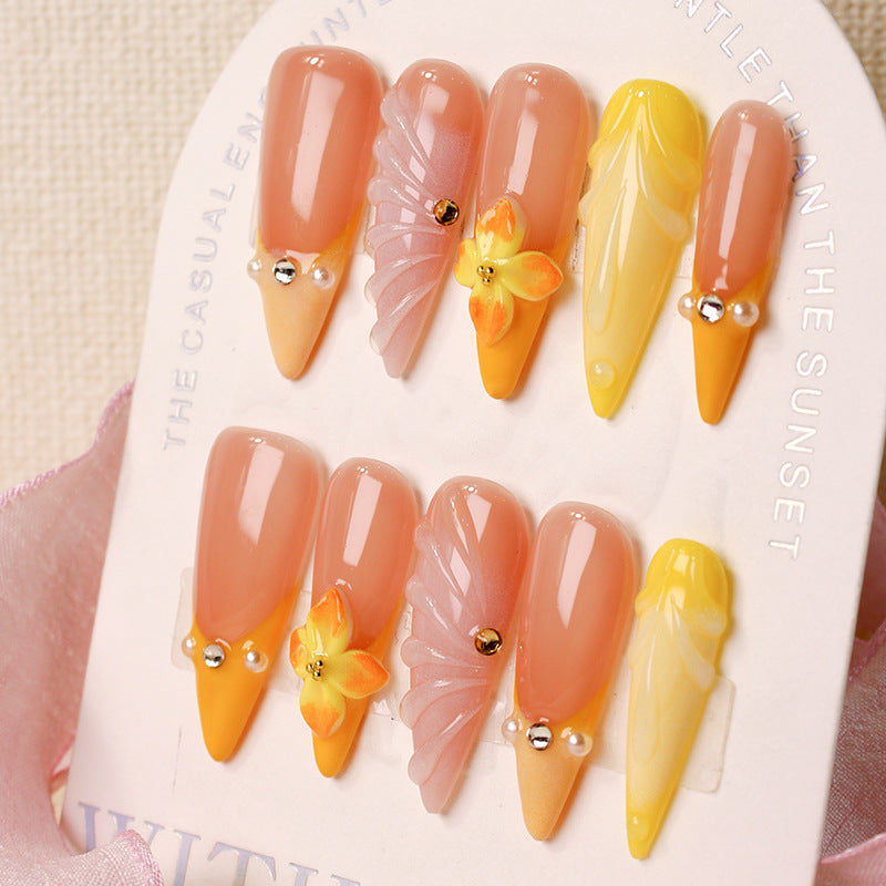 Kunstnagelset mit dekorativen Blüten und feinen Akzenten Brehn