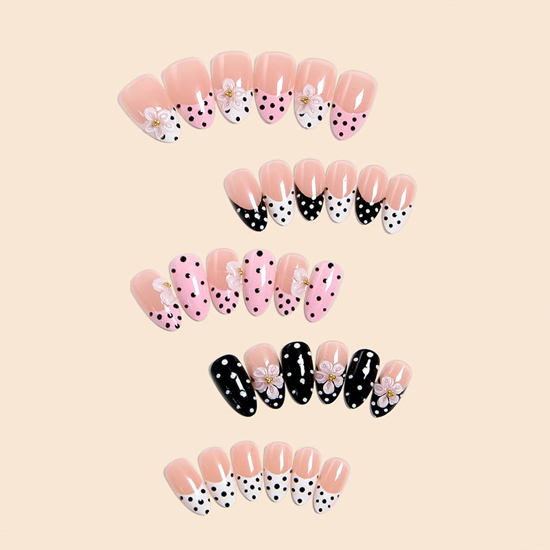 Kunstvolle Nagelspitzen im eleganten Design Brehn