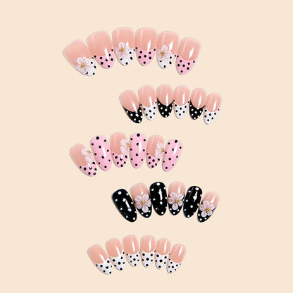 Kunstvolle Nagelspitzen im eleganten Design Brehn