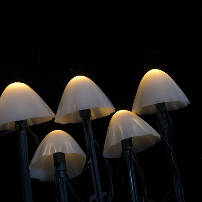 Moderne, kreative LED-Lichterkette in Pilzform aus Kunststoff für die Terrasse