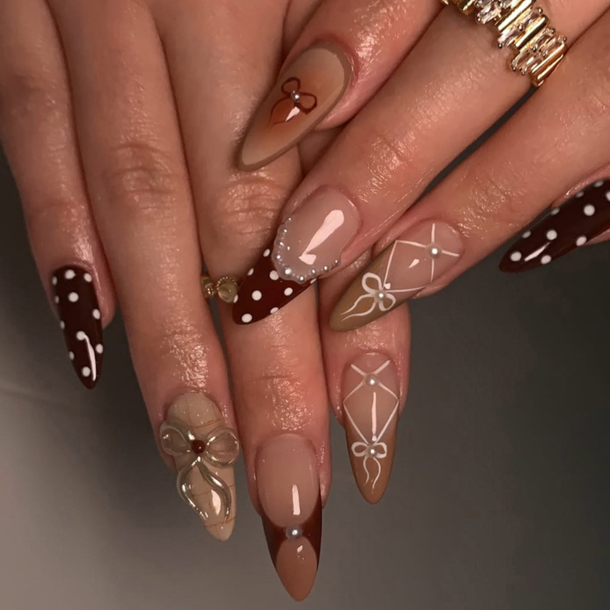 Kunstvolle Stiletto-Nägel im eleganten Design Brehn