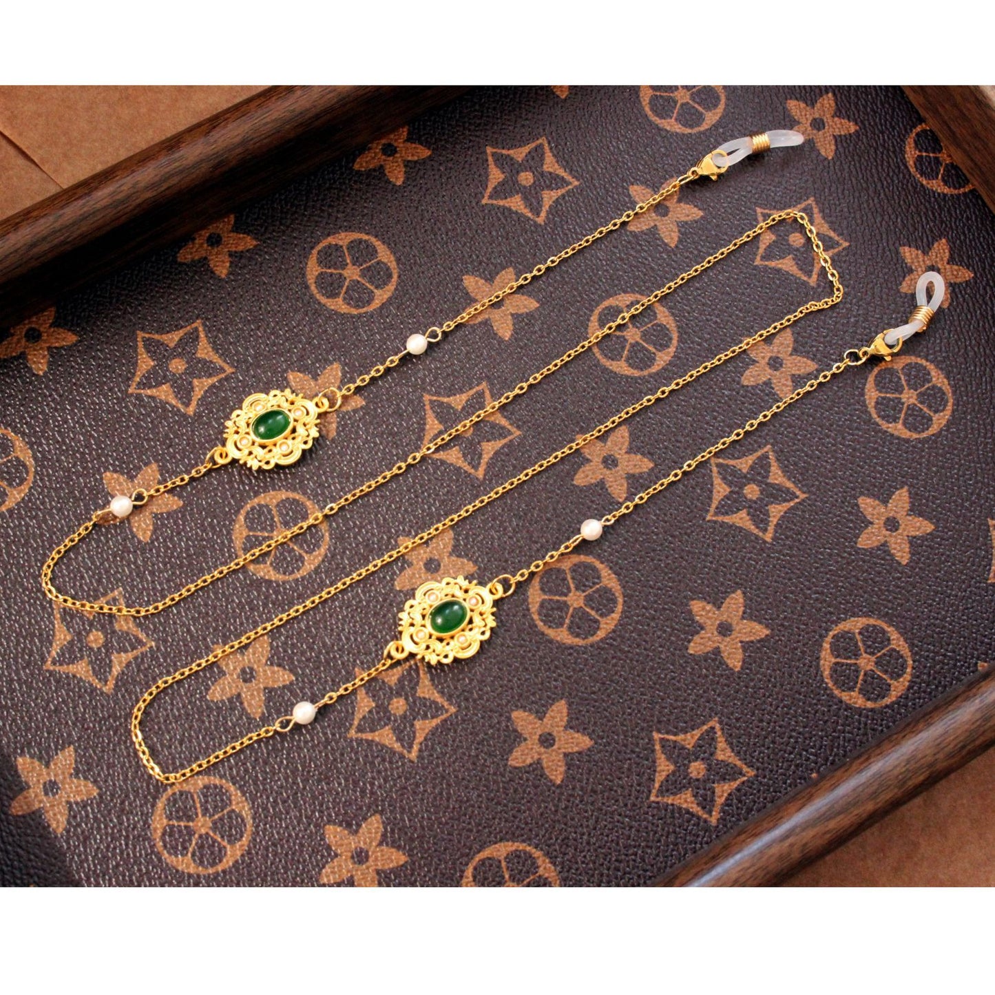 Elegante Schmuckhalterkette mit Perlen und Grüner Steindekoration Brehn