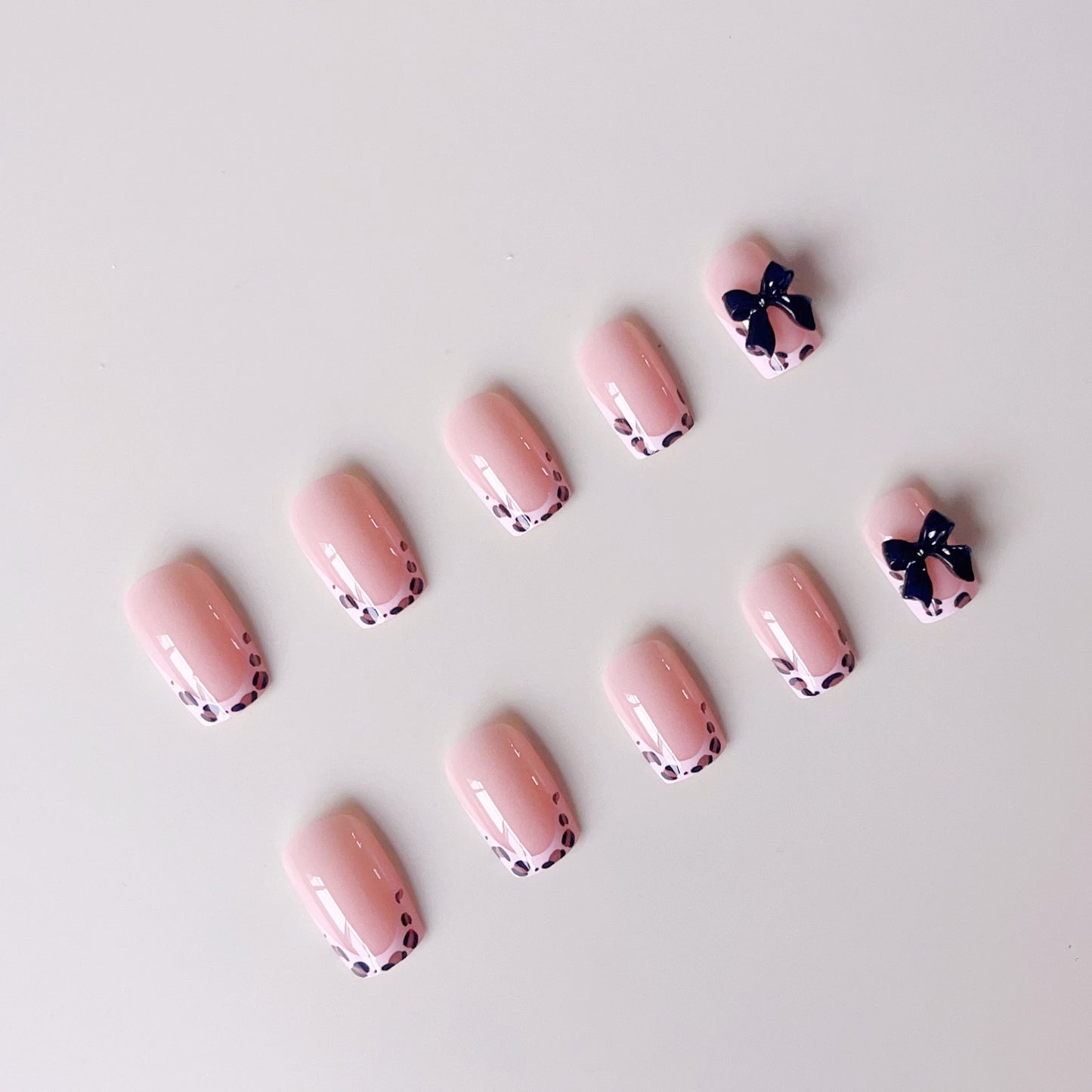 Kunstnagelset mit eleganten 3D-Schleifen und Leopardendesign Brehn