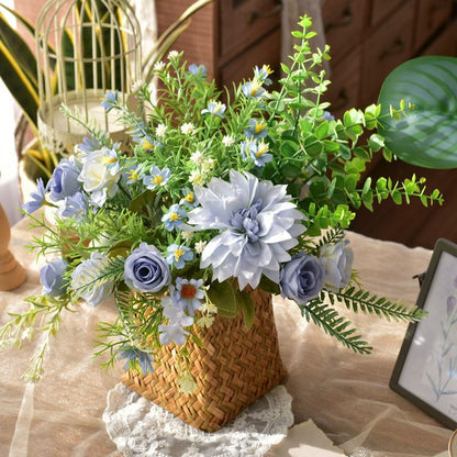 Elegante synthetische Blumenarrangement in geflochtenem Korb