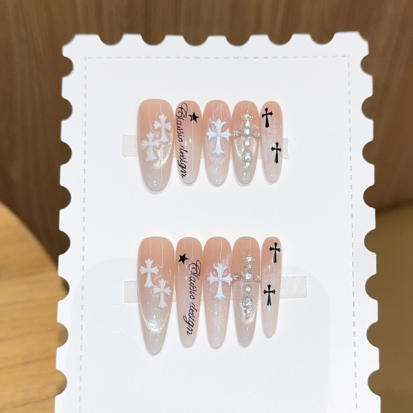 Kunstnagelspitzen mit Kreuz- und Glitzermotiven Brehn