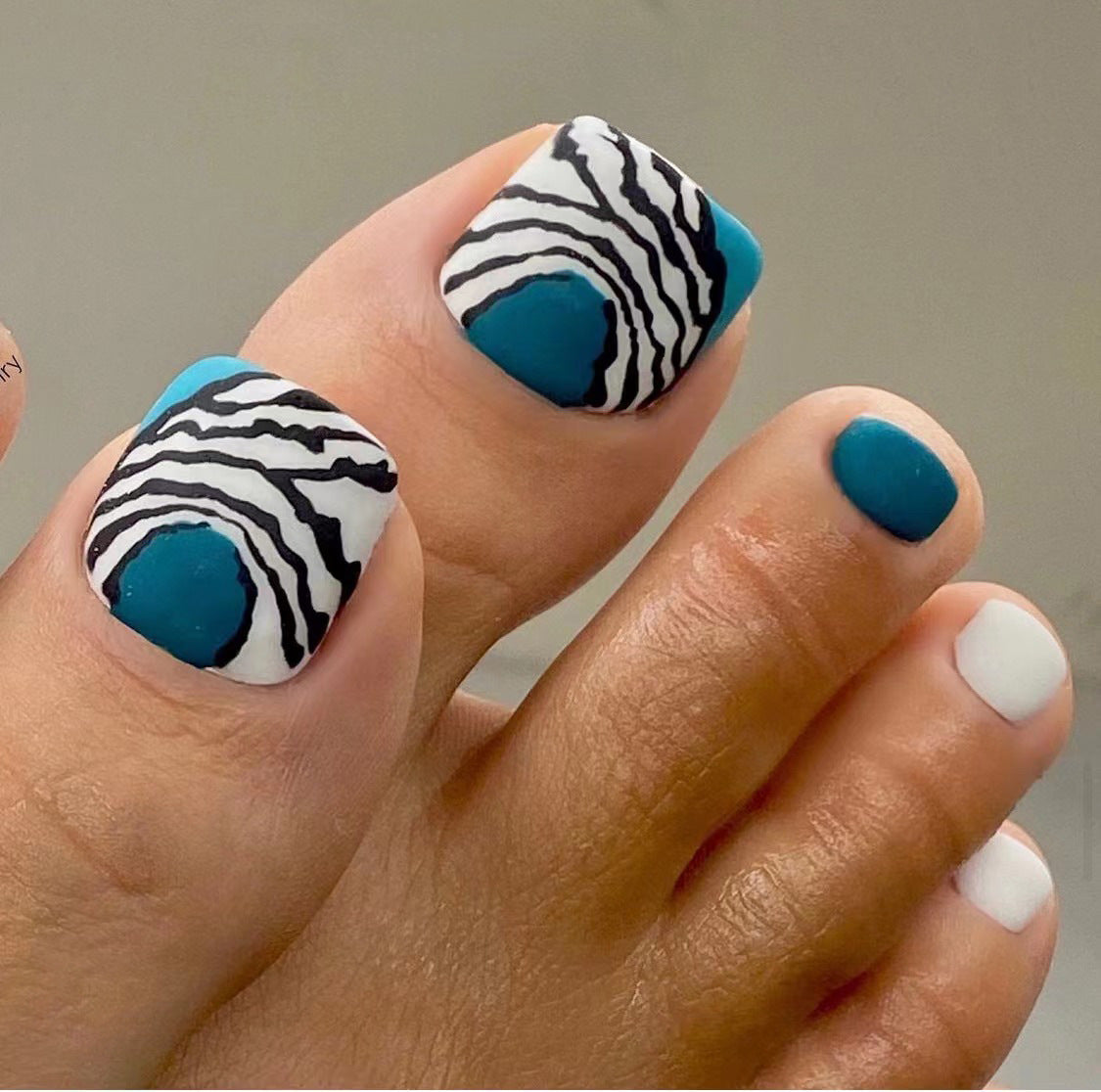 Kunstvolle Fußnagelgestaltung mit Göttlichem Schmetterlingsdesign Brehn