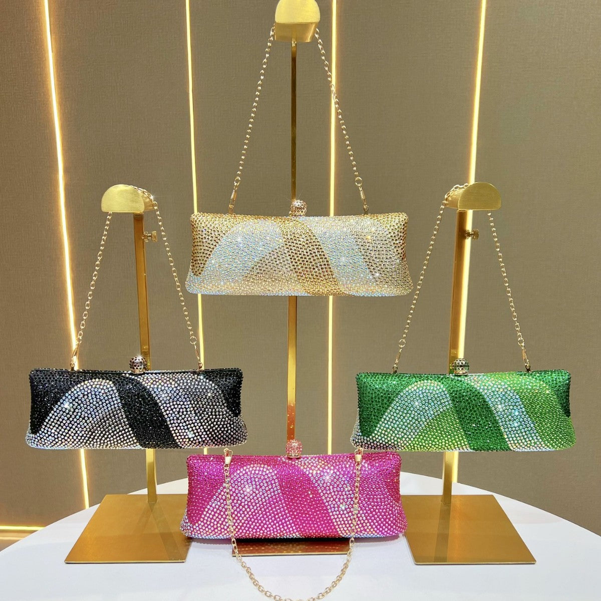 Glamouröse mit Strass besetzte Clutch