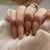 Künstlerisches Press-On Nagelset mit Gold- und Blumenakzenten Brehn