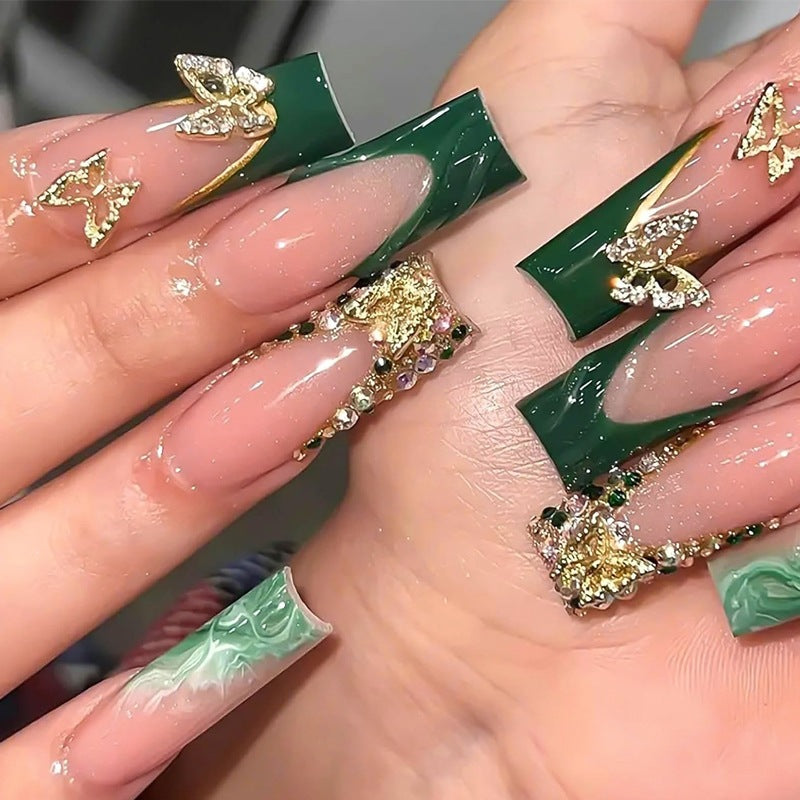 Kunstnägel im eleganten Design mit Glitzer- und Blütenakzenten Brehn