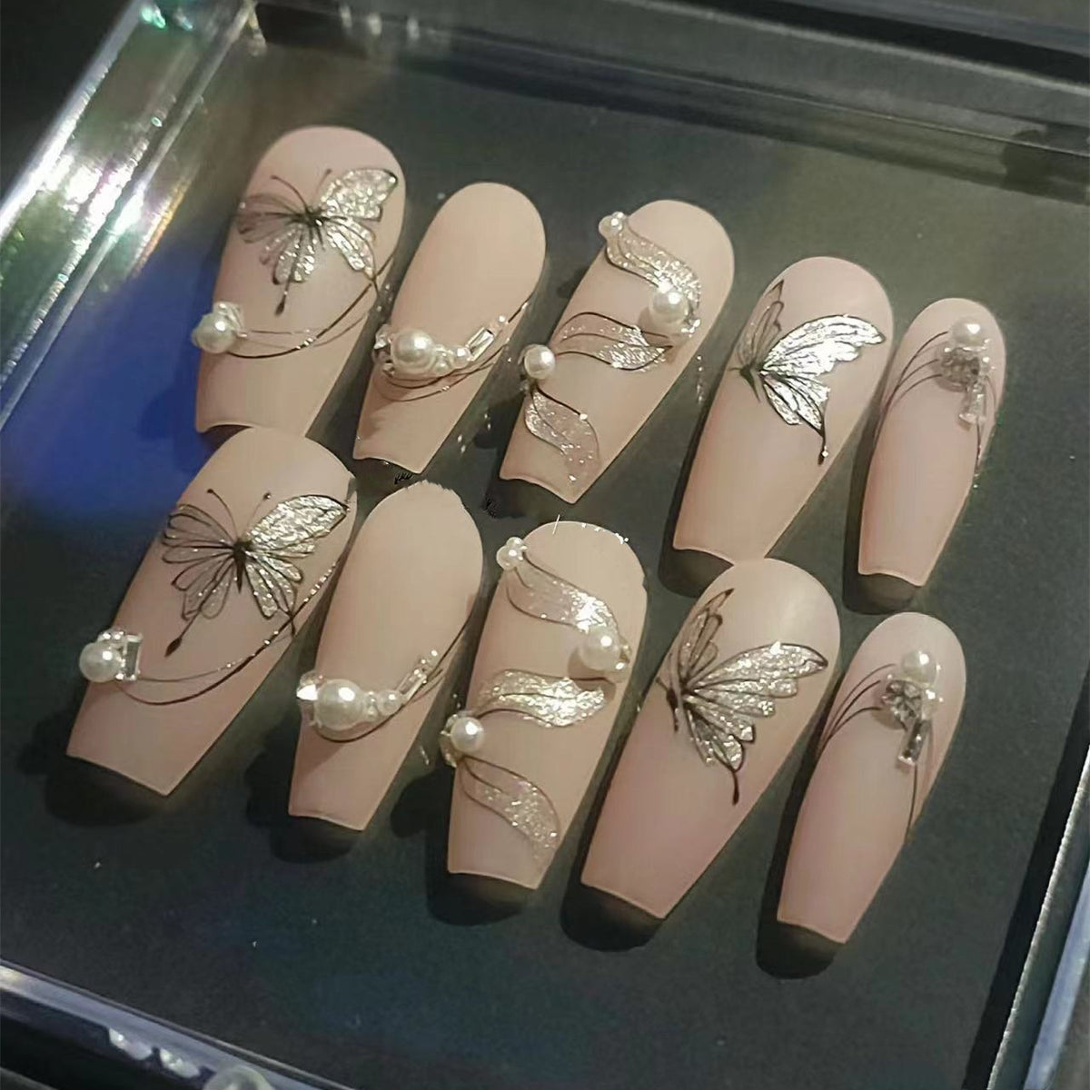 Kunstnägel mit filigranem Schmetterlingsdesign Brehn