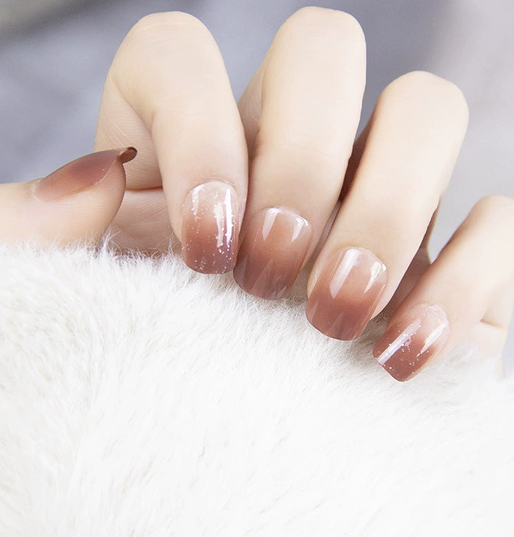 Elegantes Nageldesign mit Perlenverzierung Brehn
