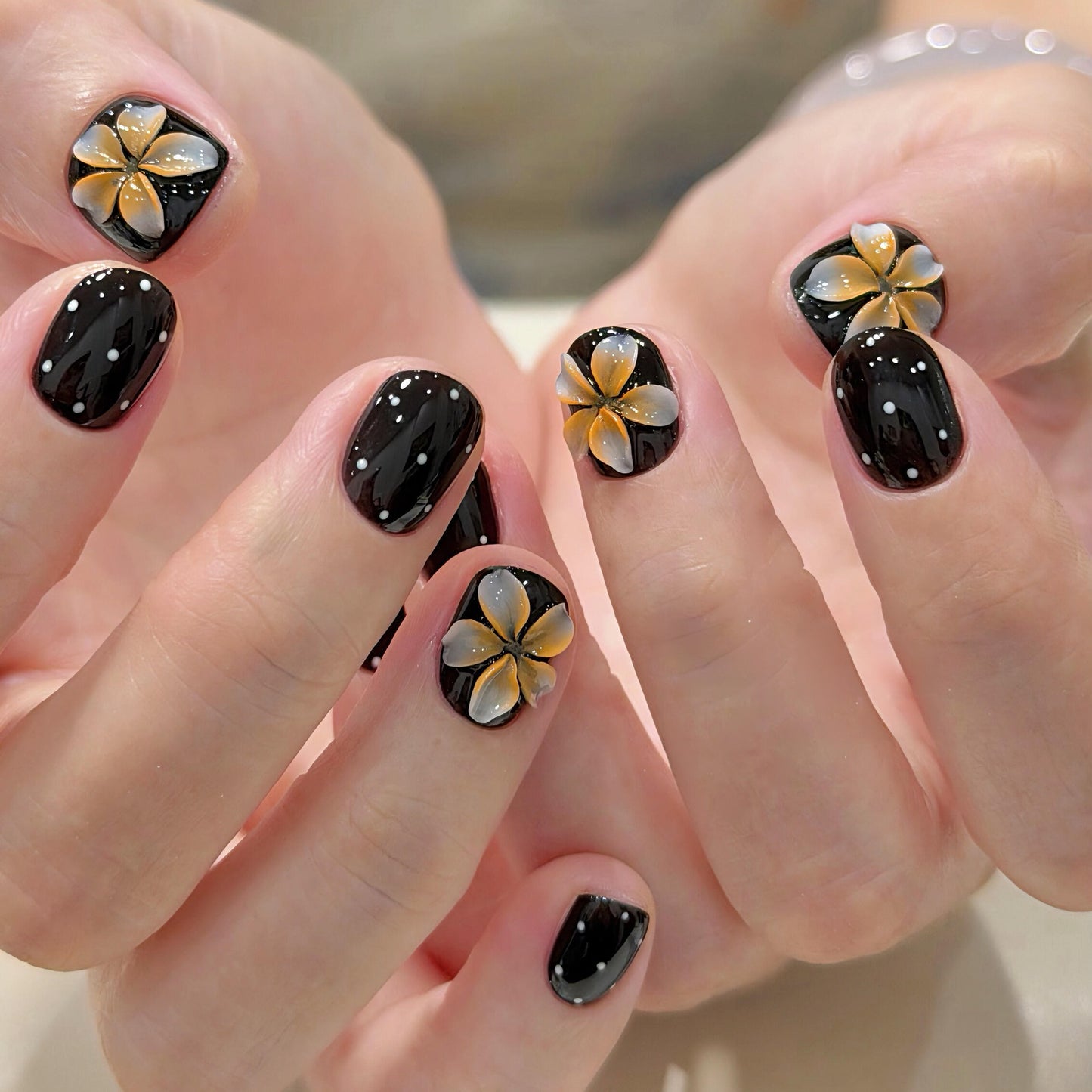 Kunstnägel mit Floralen Akzenten und Elegantem Glanz Brehn
