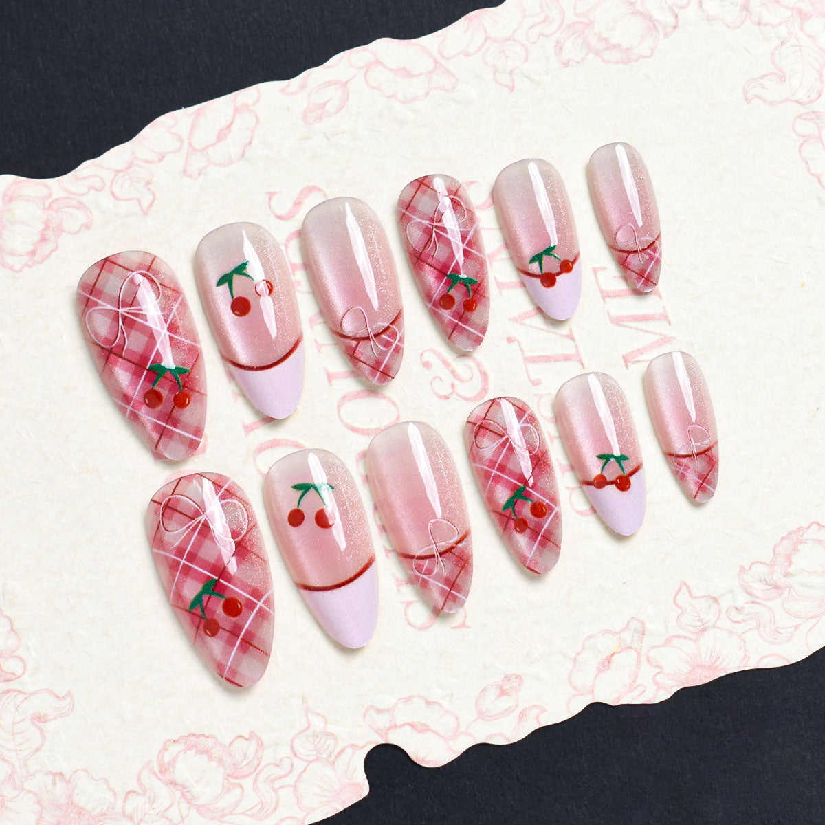 Künstlerisches Press-On-Nagelset mit Kirschblütenmuster Brehn
