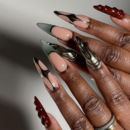 Kunstvolle Stiletto-Nägel mit Glitzer- und Metallic-Effekten Brehn