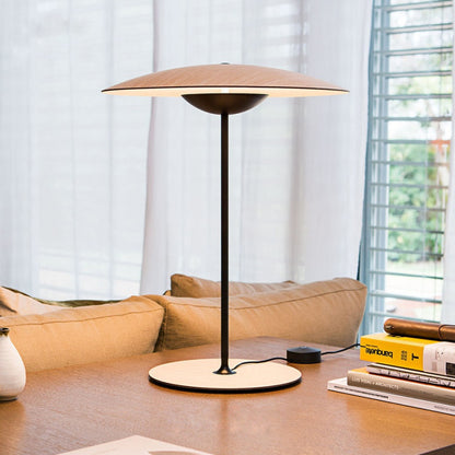 Schlanke moderne Tischlampe mit minimalistischem Design