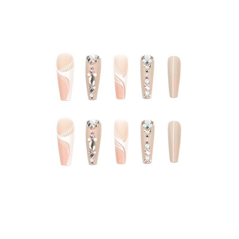 Kunstvolle Nagelverlängerungen mit eleganten Verzierungen Brehn