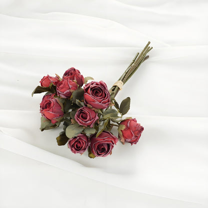 Realistischer künstlicher Rosenstrauß