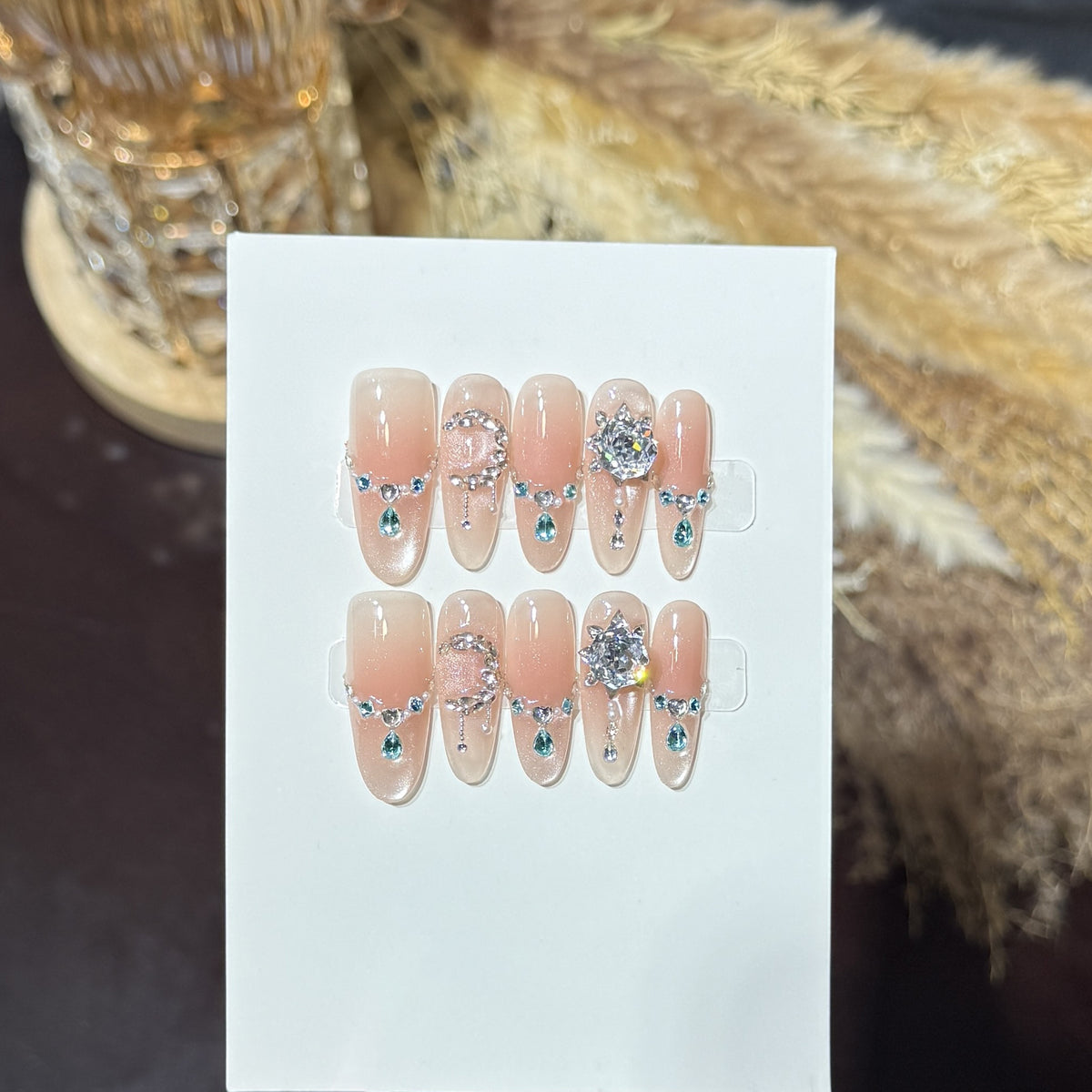 Dekoratives Press-On Nagelkunstset mit einzigartigen Edelsteinakzenten Brehn