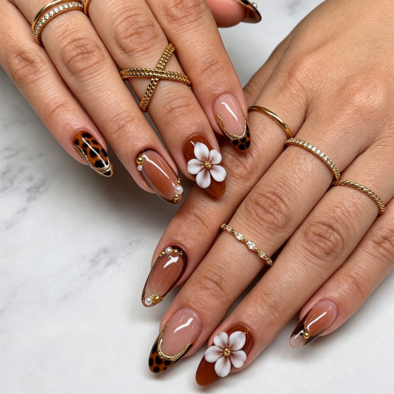 Elegante Kunstnägel mit floralen und tierischen Motiven Brehn