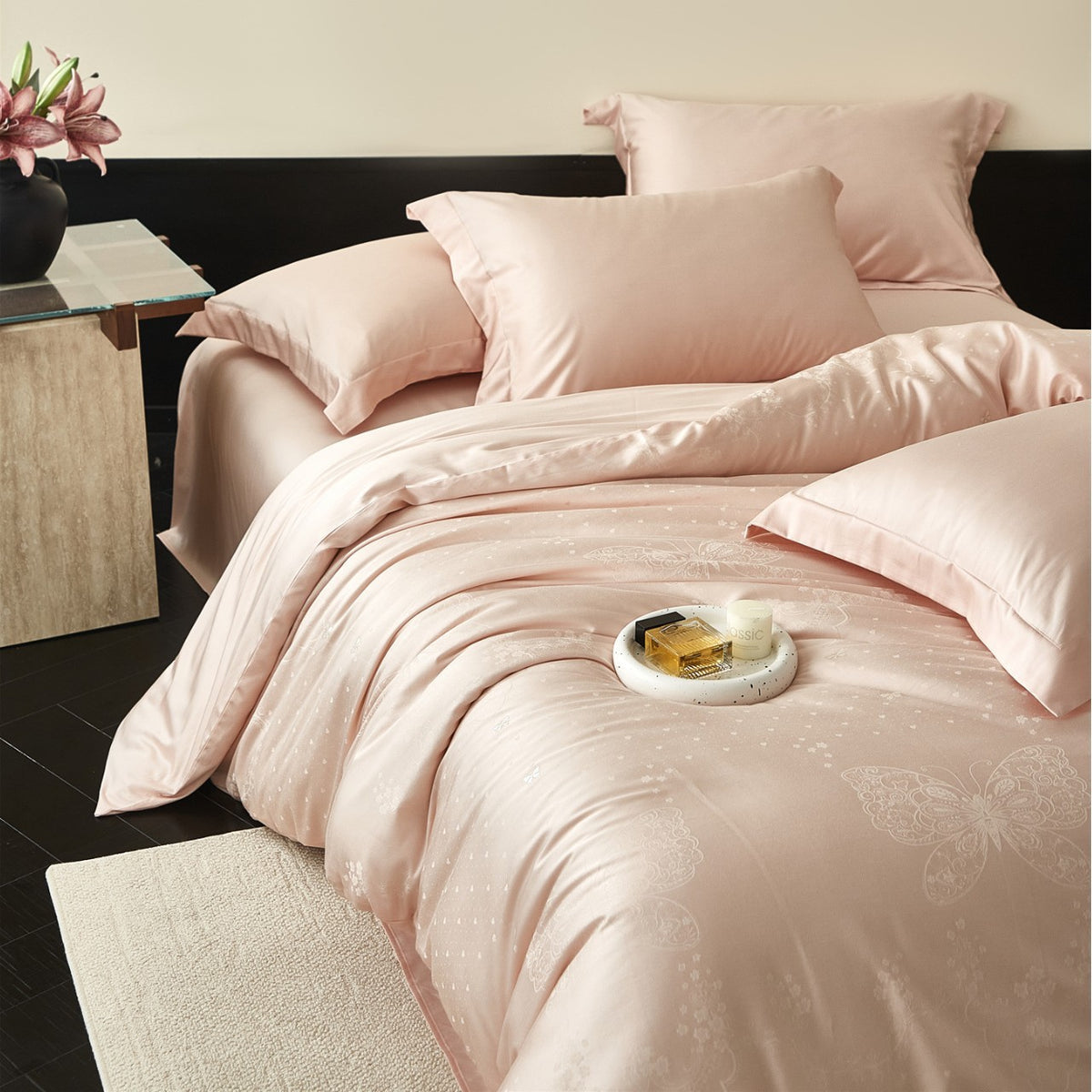 Seiden-Satin Bettbezug-Set mit subtiler Jacquard-Blumenmotiv und geflochtenen Kissenbezügen
