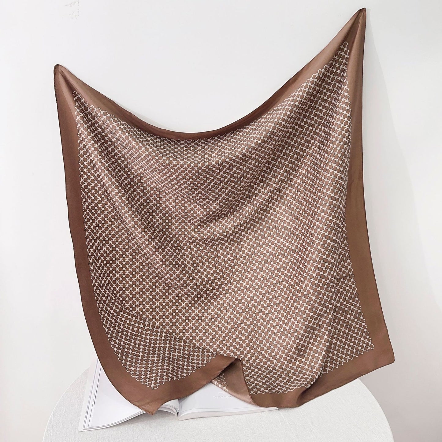 Damen Seidenschal im eleganten Botanischen Design Brehn