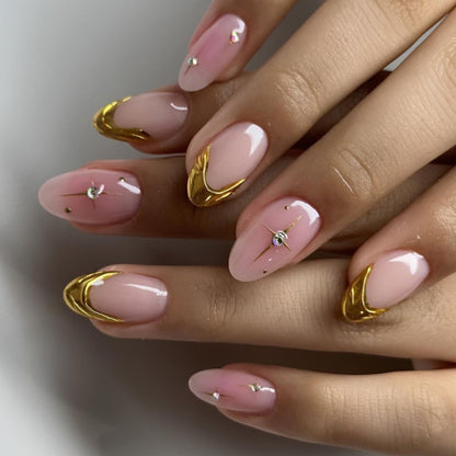Kunstvolle Nagelverlängerungen mit glamourosem Goldfinish Brehn