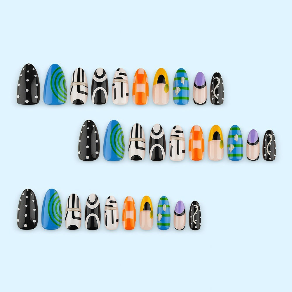 Kreative Nagelspitzen mit geometrischen Designs Brehn