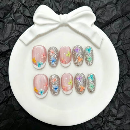 Dekoratives Press-On Nagelkunstset mit floralen Elementen