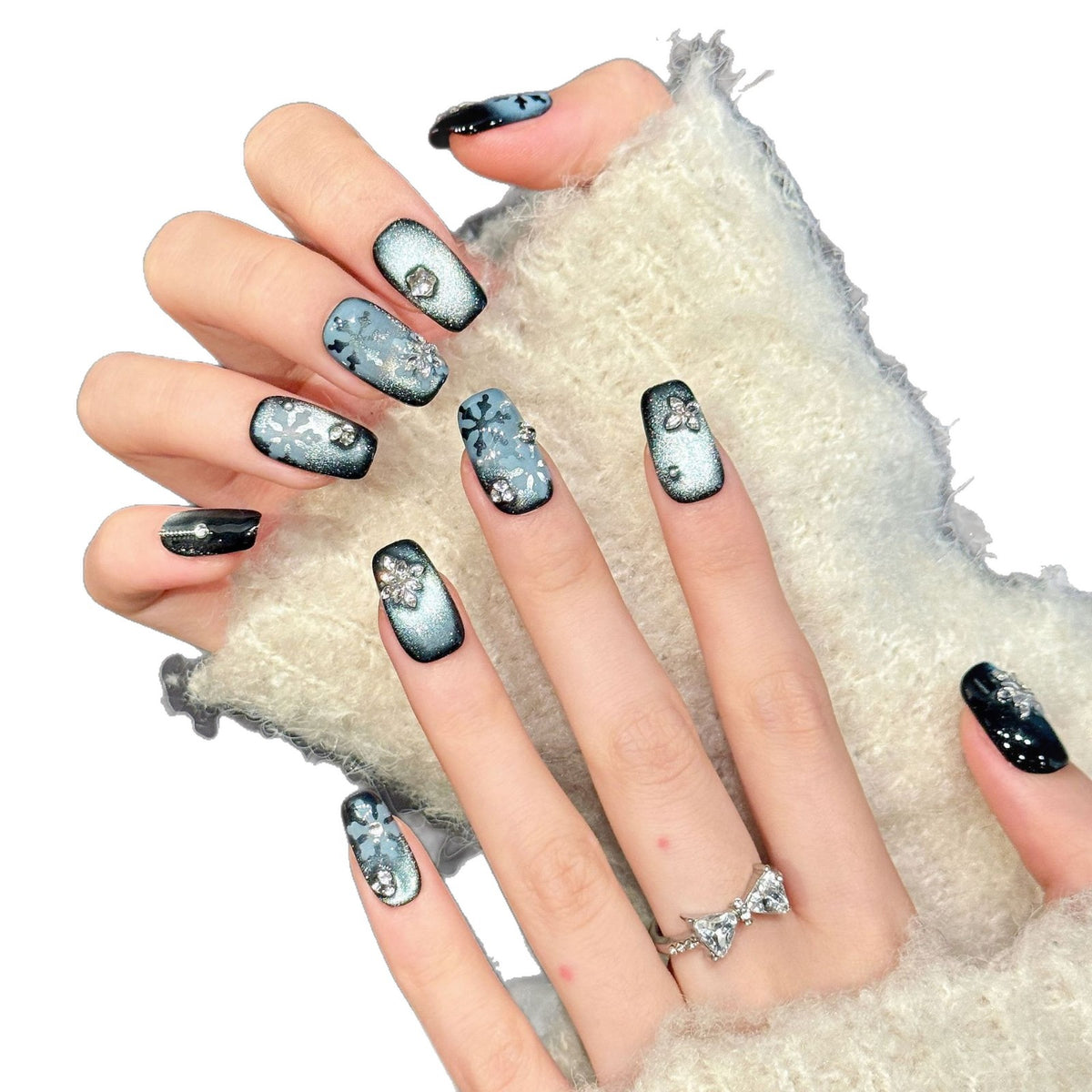 Künstlerisches Press-On Nagelkunstset mit Schmuckakzenten